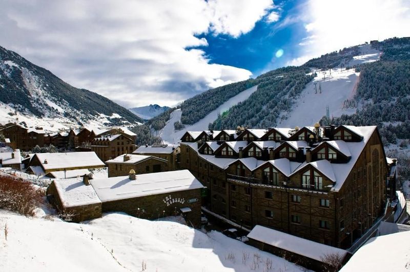 How to Save Money on Ski Trips